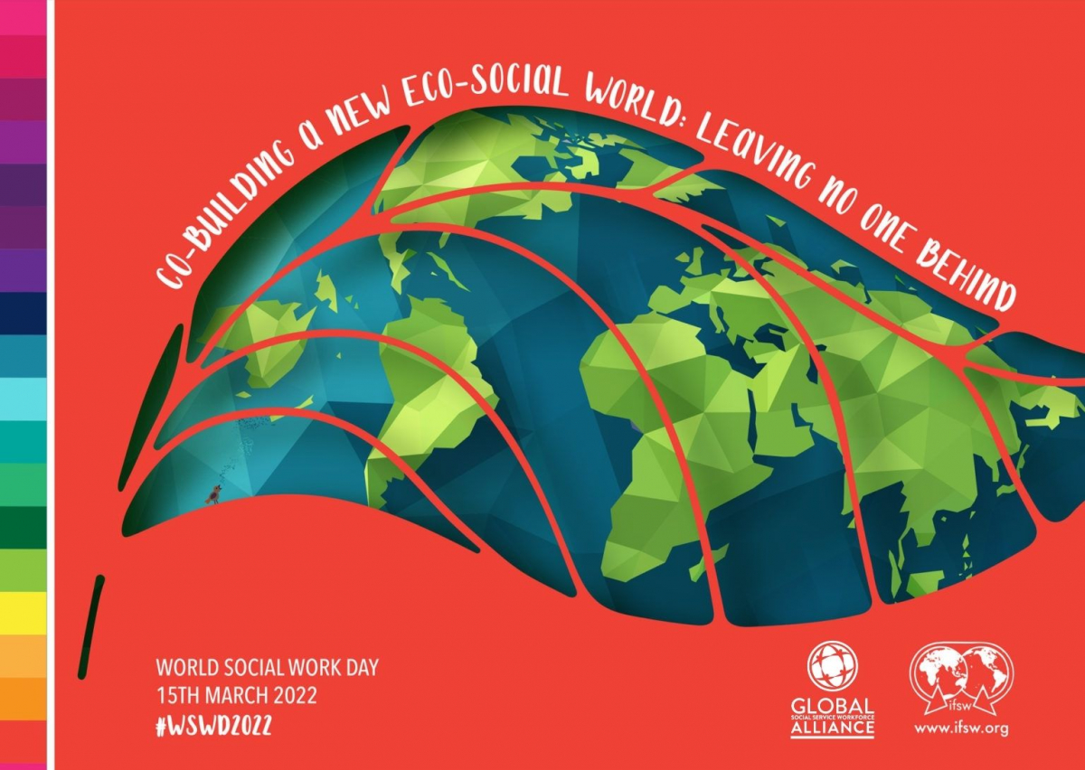 Na plakacie znajduje się liść, na którym widoczne są zarysy zielonej mapy kontynentów oraz napis : „Współbudowanie nowego eko-społecznego świata: nie zostawiając nikogo za sobą”